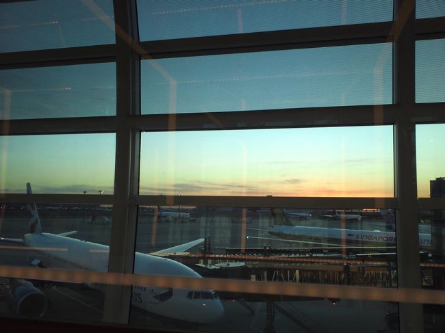 ようやく夜明けです。<br />そういえば、日本を早朝に経つ便に乗るのは初めてかもしれないなぁ。