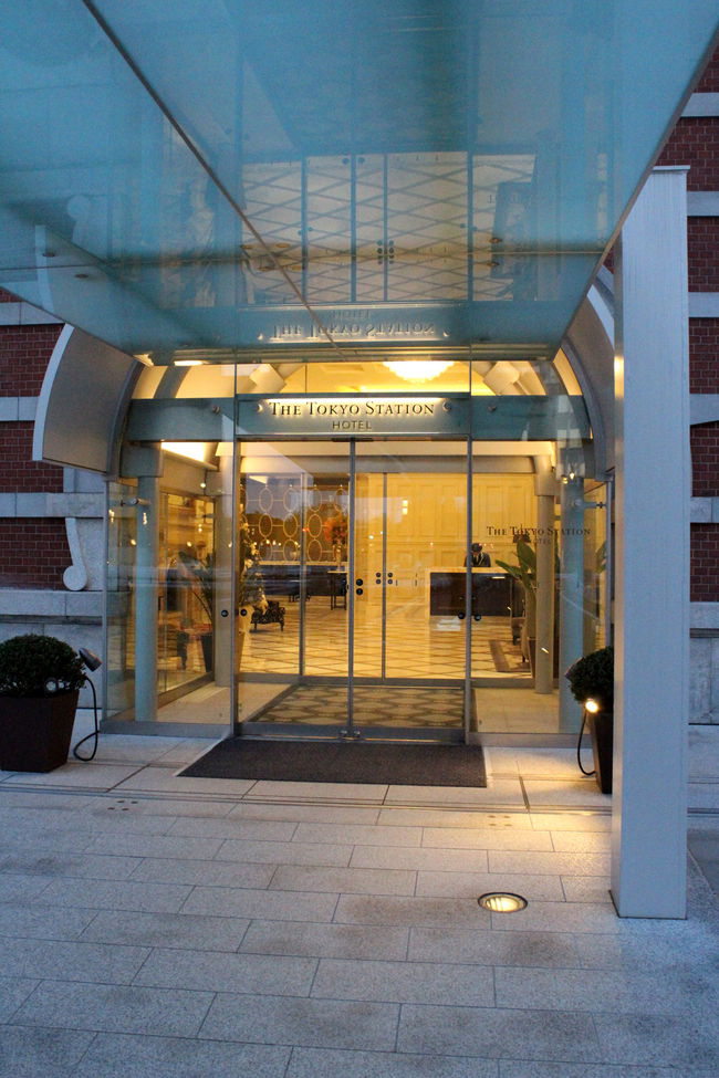 <br />では、お邪魔します♪<br /><br />時間はまだ6時半。<br /><br />多分、今日最初のお客様だよねぇ〜〜〜（苦笑）<br /><br /><br />新築の綺麗な床と壁、そして匂いにテンション上がる〜〜っ！