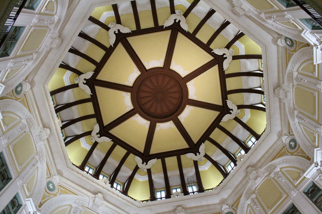 方向を表す干支が彫られているというドーム天井。<br /><br />こちらの八角形も美しくて吸い込まれてしまいそう♪