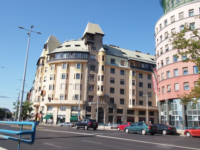 レヘル市場での買い物を済ませ　ファルク・ミクシャ通りまで歩きます。