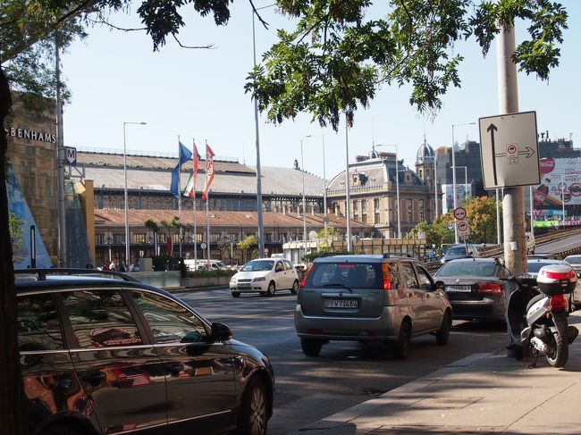 西駅の横を通り　近くの薬局で　アロエハンドクリームを購入。