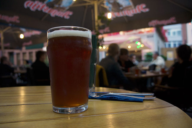 レストランでラトビアンビア。空腹感がたまりません。