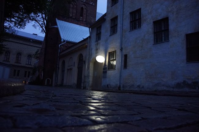 賑やかな広場から少し小道を入るともう真っ暗です。