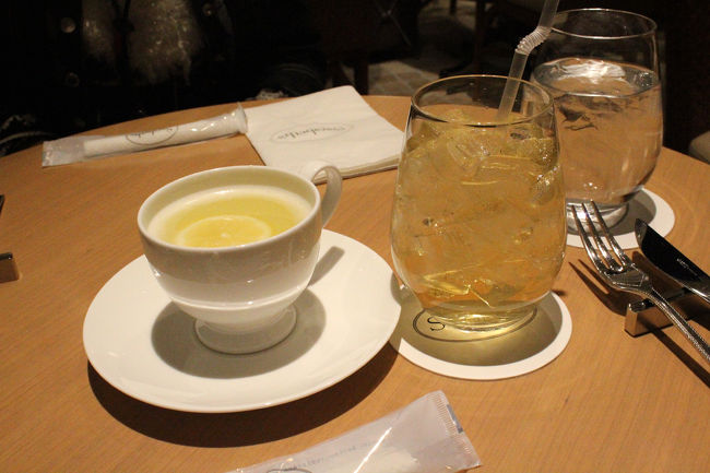 まずは、ドリンク♪<br /><br />ホットレモネード（500円）とアップルタイザー（600円）<br /><br />サラベスが誇る朝食時のドリンク、フォーフラワージュース（バナナ、オレンジ、ザクロ、パイナップル）をオーダーしている人もたくさん居たなぁ。