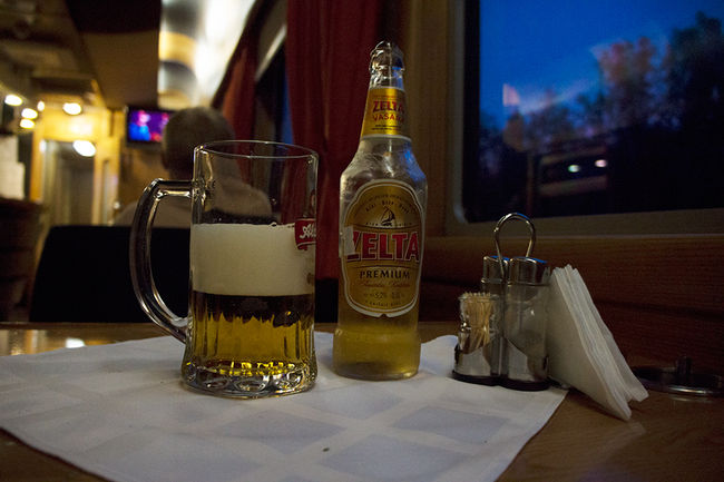 食堂車でラトビアンビア。旅情感がたまりません。