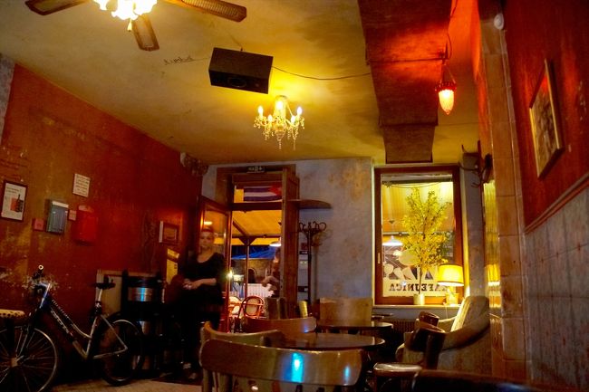 キューバカフェでラトビアンビア。<br />夜も更けてまいりました。