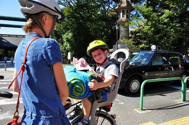 ②靖国神社観光に来てた親子<br /><br />　英語で「可愛い子ですね。何処から来ました？」<br /><br />　都市の名前を言ったけど、分からなくて・・<br /><br />　フランスから来た親子でした。キュート！！