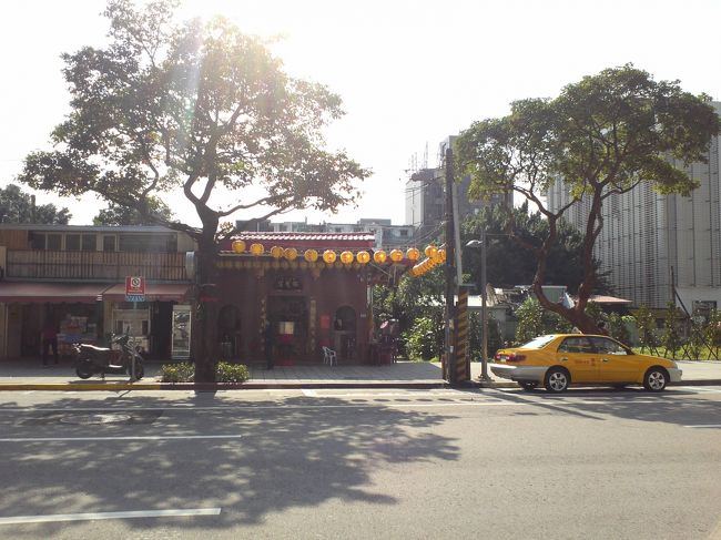 MRT圓山駅からほど近く。道路の向かい側に小さなお堂が見えます。