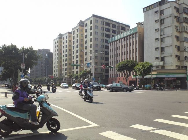 スクーターが行き交うのを見ると、台湾に来たな〜という感じがします。
