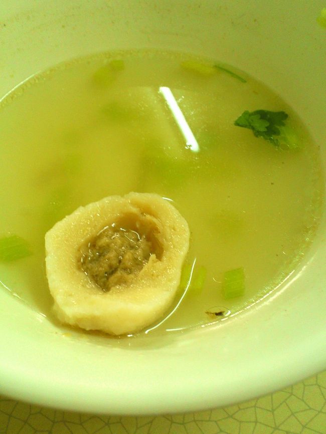 食べかけですみません（汗<br />魚丸湯の練り物の中には、このようにお肉が入っていました。<br />