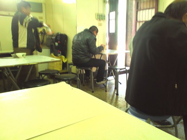テーブルは全部で５席。私がお店に入ったときは１３時を過ぎていたのですが、３席が埋まっていました。<br /><br />また、外帯（テイクアウト）のお客さんがひっきりなしに訪れ、お店の方々は忙しそうでした。<br /><br />食べ終わるときにも、テーブルは満席状態。<br />さらにサラリーマンっぽいスーツの２人連れが来て、<br />「相席してもいい？」っぽいことを聞かれたので、ジェスチャーと笑顔で「どうぞ。」<br /><br />こういうときにスマートに答えられるような、台湾語ができたらなぁ！<br />韓国語はわりとスッと頭に入ってくるのに、中華系の言葉はハードルが高いように感じています。