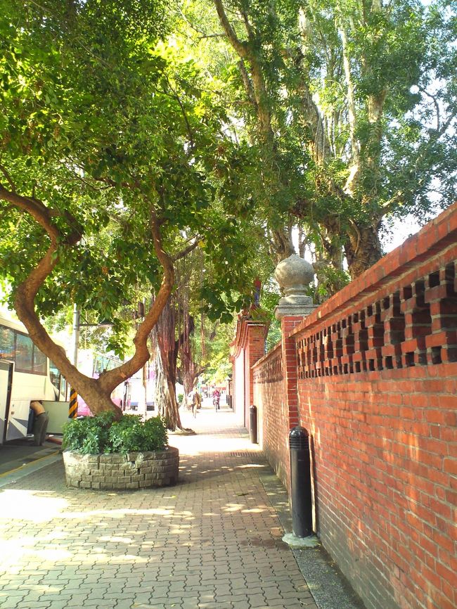 おなかが満たされました♪<br />満足、満足！<br /><br />さて、孔子廟に向かいましょう。<br /><br />赤い煉瓦の塀が、どことなく異国情緒を醸し出している気がします。