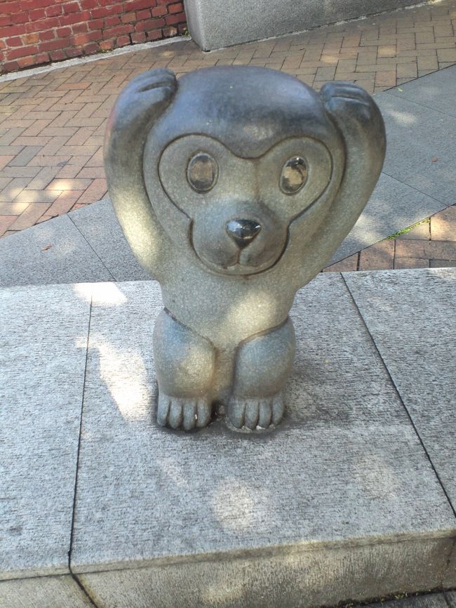 「聞かざる」！<br />フォルムがまるっこくて、かわいいお猿さんたちです♪<br /><br /><br />ところで日光東照宮のお猿さんたちが有名なので、「見ざる聞かざる言わざる」は日本のものだと思っていましたが、違うようですね。<br /><br />孔子様の教えをまとめた『論語』には、こう書かれています。<br /><br />「非礼勿視、非礼勿聴、非礼勿言、 非礼勿動」（礼にあらざれば視るなかれ、礼にあらざれば聴くなかれ、礼にあらざれば言うなかれ、礼にあらざればおこなうなかれ）<br /><br />だから、ここにお猿さんたちがいるのですね！<br />納得♪♪<br /><br />・・・でも、「おこなうなかれ」ということは、もう１匹「おこなわざる」がいたのかっ！？<br />撮り忘れました（泣<br /><br />【参考】Wikipediaより「三猿」<br />http://ja.wikipedia.org/wiki/%E4%B8%89%E7%8C%BF