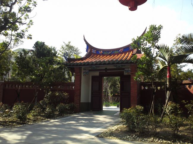 孔子廟は、無料で入れます。<br />案内所のおじいちゃん、日本語で話しかけてくれました。<br /><br />おじいちゃん「どこから来たの？日本人？」<br />　　　こぶた「そうです、日本から来ました！」<br />おじいちゃん「さっきも、日本人２人来たよ。日本語の案内、持って行って(^^)これとこれとこれとこれ！」<br />　　　こぶた「謝謝♪」