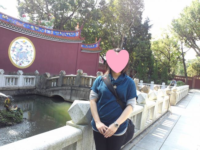 入ってすぐのところでベンチに座り、いただいたパンフレット類を読んでいると、さっきのおじいちゃんが杖をつきながら追いかけてきました！<br /><br />「はるばる日本から来てくれたから、案内する！」とのこと。<br />おじいちゃんの名前は陳さんで、御年７９歳。かれこれ３０年間ボランティアでガイドを続け、勤続３０年で表彰されたそうです。<br />日本語が堪能です！英語もお勉強中だとのこと。頭が下がります！<br /><br />写真スポットでは、私のスマホを使いこなして写真を撮ってくださいました。<br />陳さんのおかげで、一人旅なのに自分の写真も残すことができました(^^)<br />