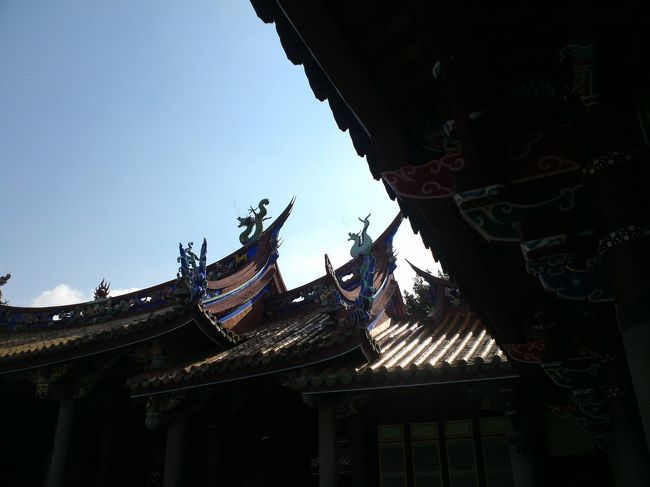 屋根の上、右側に見えるのは、龍ではなく「しゃちほこ」だそうです。<br />なるほど、足がありません。<br /><br />陳さんの説明によると、「しゃちほこは龍の仲間のすえっ子」だそうな。<br />「すえっ子」という響きがなんだか可愛らしい♪