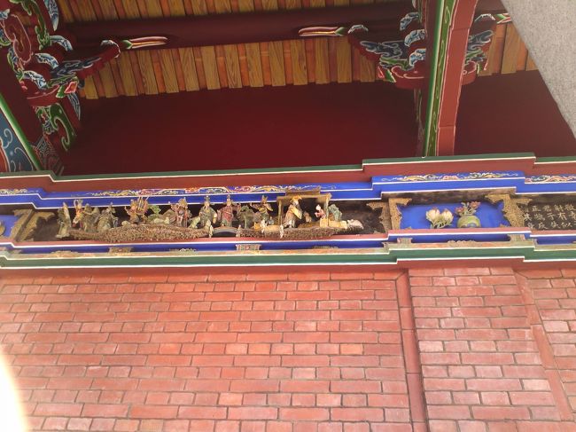 メインの建物に向かって左側の、屋根の下のかざりです。<br />これは、『三国志』の「三顧の礼」です。