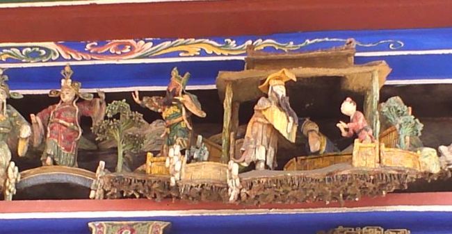 拡大図。<br />右から、諸葛亮のお弟子さん？お手伝いさん？→草庵の奥に諸葛亮→劉備→顔が赤いのが関羽→赤い服が張飛　だそうです。<br /><br />スマホで撮ったので、見づらくてすみません！<br />やっぱり、デジカメを買わないとなぁ・・・。