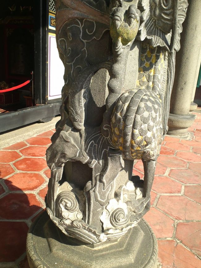 これは正面の柱。龍の足が黄色い玉を持っています。これぞドラゴンボール！？