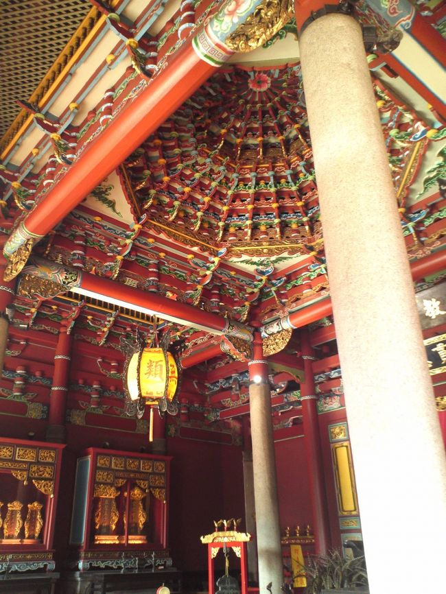 内部です。天井の四隅に、「コウモリ」が描いてあります。緑色の、コウモリです。<br /><br />中国では、コウモリ（蝙蝠）の「蝠」の字が「福」に通ずることから、幸福を招く縁起物とされているそうです。<br /><br />この「蝠」と「福」について、陳さんが一生懸命説明してくださいました！！