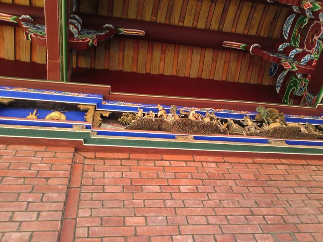 こちらは、向かって右側です。<br />『封神演義』の「太公望」と周の「文王」だそうです。<br /><br />太公望が釣りをしているところへ文王は自ら出向き、太公望に周の軍師になってくれるようお願いしました。