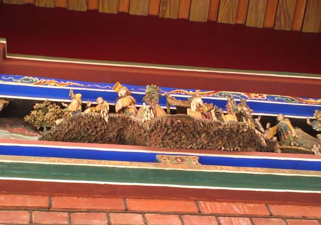 かなり見づらいですが・・・<br /><br />いちばん左が太公望です。その後方、冠をかぶっているのが周の文王かしら？<br /><br />陳さん「どうして、この太公望はつり竿を持っていないと思う？」<br />こぶた「う〜ん…、どうしてかな？わかりません。」<br />陳さん「これは古いものだから、つり竿とつり糸はこわれてなくなっちゃった！」<br /><br />そういうことすか、陳さーーーん(^^;