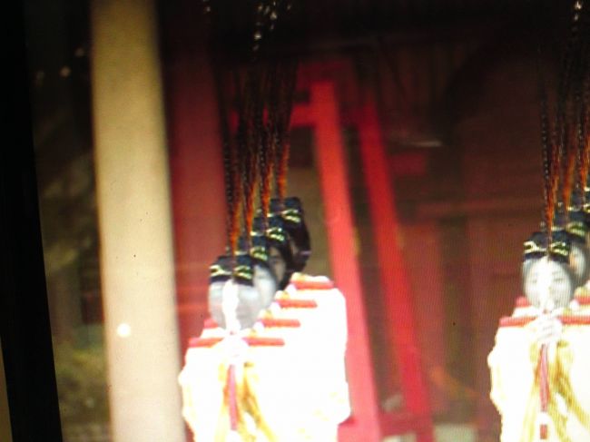 メインの廟の、裏手にある資料館もおもしろかった！<br />昔の楽器の説明などがあります。<br /><br />この写真ですが、昔の踊りでしょうか？この踊り手さんたちの顔に、自分の顔を入れることができます。<br />画面の説明に従って自分の顔の写真を撮ると、自分の顔が合成されます。<br />この写真、陳さんいちおしのご様子。<br /><br /><br />陳さん「おもしろいでしょ？これ(^^)v」<br />わたし「おもしろい！わたしが踊ってる〜！陳さんもやって(^^)」<br />陳さん「わたし？わたしも〜？？」<br />＜ぱちり＞<br /><br />・・・ということで、わたしと陳さんが踊っている写真をご覧ください♪