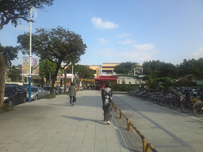 いちばん奥のオレンジ色の建物が駅です。