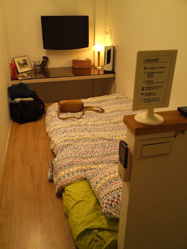 羽田のFirst Cabinを少し広くした感じ（笑<br />でも、掘りごたつっぽいけど机もあるし、テレビもあるし、デスクに置いてある小物たちもすてき♪<br /><br />部屋の中に、ドライヤーもありました。<br />安いホテルによくあるような、壁にくっついているタイプのものです。<br /><br />おそらく部屋数はそんなに多くないのでしょう。<br />まるで、友人たちとハウスシェアをしているみたいな感覚のホステルでした。