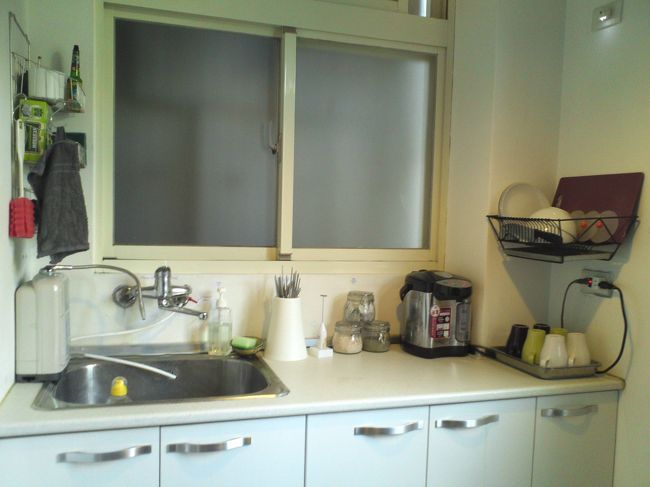 キッチンも自由に使えます。<br />使った後は自分たちで片付けます。<br /><br />食事は出ないけど、お茶とかはキッチンにあるものを自由に飲んでいいそうです。