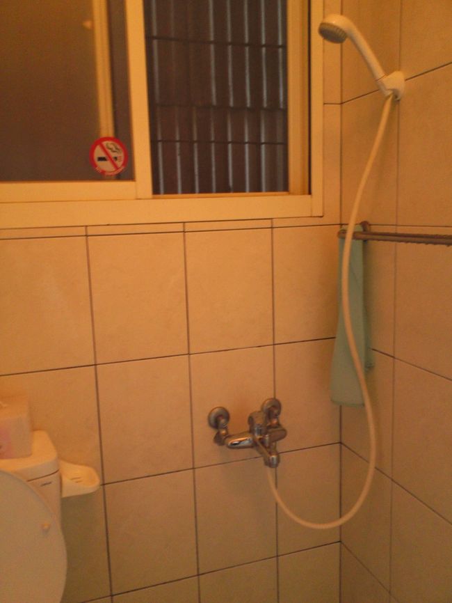 バスルームです。<br />トイレの脇に、おもむろにシャワーがあります。シャワーを浴びると、トイレがびしょ濡れになります（笑<br /><br />シャワーカーテンとかつけたほうがいいんじゃないかなー？