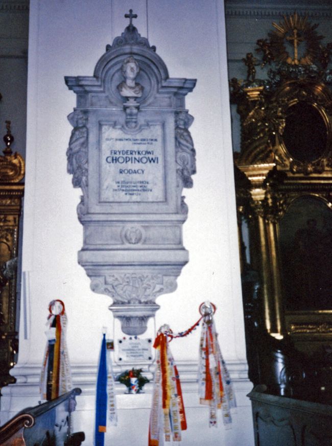 ショパンのお墓はパリにありますが，心臓はここに納められています。<br />この教会に居るあいだ，頭の中にずっと「別れの曲」のメロディが流れていました。