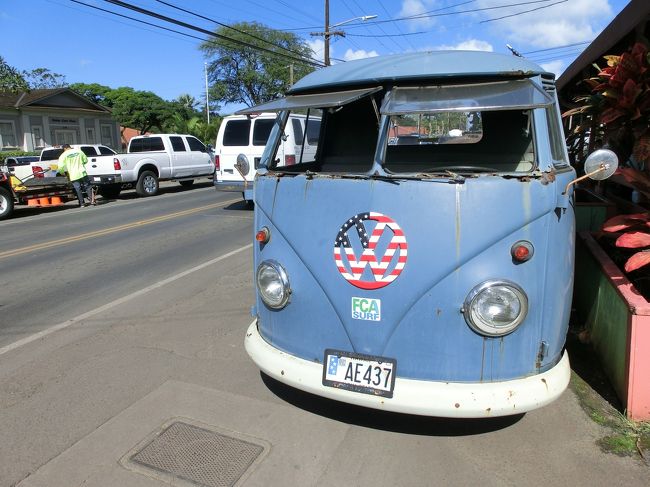 ノースショアのハレイワタウンに着きました。<br /><br />昼食休憩兼ねてしばしの自由時間です。<br /><br />ハレイワといえば、シュリンプワゴン。ということで、希望者はそこまで連れて行ってくれる、とのことでしたが、行かずに街の中で車を降りました。<br /><br />ブラブラと散策していました。<br /><br />日差しが強く日焼けしてしまうくらいです。<br /><br />歩いている人はほとんどいなく、みんな車で移動のようです。