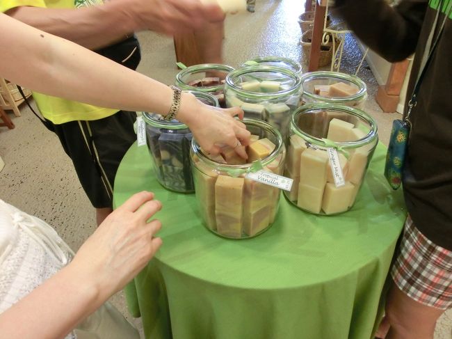 たくさんの種類があります。<br /><br />いくつかのソープは試し用として、実際に使ってみることもできます。