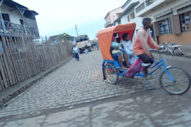 この町は乗り合いバスが走っていないので人タクが多いのだそうだ