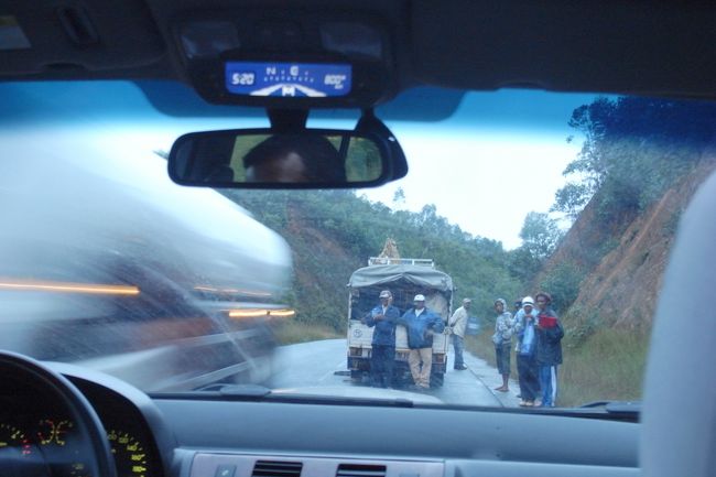 エンジントラブルで止まってしまった乗り合いタクシー