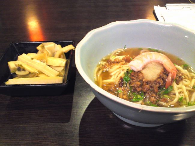 担仔麺を食べに来ました。<br />いままで一度も食べたことがなかったので。担仔麺は50元、小菜は40元だったかな？<br />担仔麺、おいしくてあっという間に食べてしまいまいした！量が少ないので、ぺろっと。ただ、おろしニンニクが強くて、この日は１日ニンニク臭をひきずりました（汗<br /><br />【度小月担仔麺】<br />http://4travel.jp/overseas/area/asia/taiwan/taipei/restaurant/10003333/#contents_inner<br /><br />【度小月永康店】<br />住所　台北市永康街9号<br />電話　02-3393-1325<br />営業　11:30〜22:30<br />URL   http://www.iddi.com.tw/main.html
