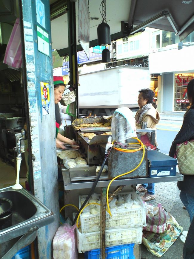 おやつのハシゴをします♪<br /><br />【天津葱抓餅】<br />住所：台北市永康街6巷1号<br />電話番号：（02）2321-1336<br />営業時間：12：00〜22：00<br />定休日：旧正月<br />交通：MRT東門駅から徒歩4分<br />http://www.tabitabi-taipei.com/more/2008/0623/index.html<br /><br />度小月を出ると、道を挟んで斜め向かいあたりにあります。ここの「葱餅」が大好きなので、永康街に来るたびに買ってしまいます。この日は、３〜４組が並んでいました。<br /><br /><br />