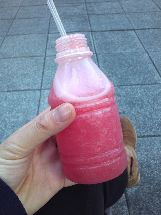 果物屋さんの店頭に置いてある、スイカジュースを買いました。<br />夏に飲んだものより甘さが薄い・・・？やはり、冬だからでしょうか。