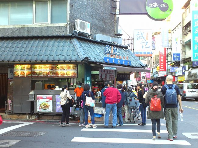 永康街をぶらっとして東門駅に戻るときには、葱餅屋さんの行列も増えていました。