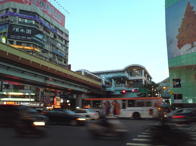 忠孝復興駅周辺に来ました。<br />これから、年末年始に泊まる「ハワードプラザホテル」を見つけ、そこから台北１０１まで歩けるか検証です。