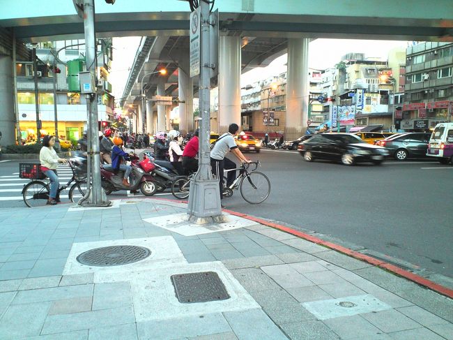 バイク＆自転車の皆さん、ダウンを来ていたりＴシャツだったり、統一感がありませんね（笑<br />