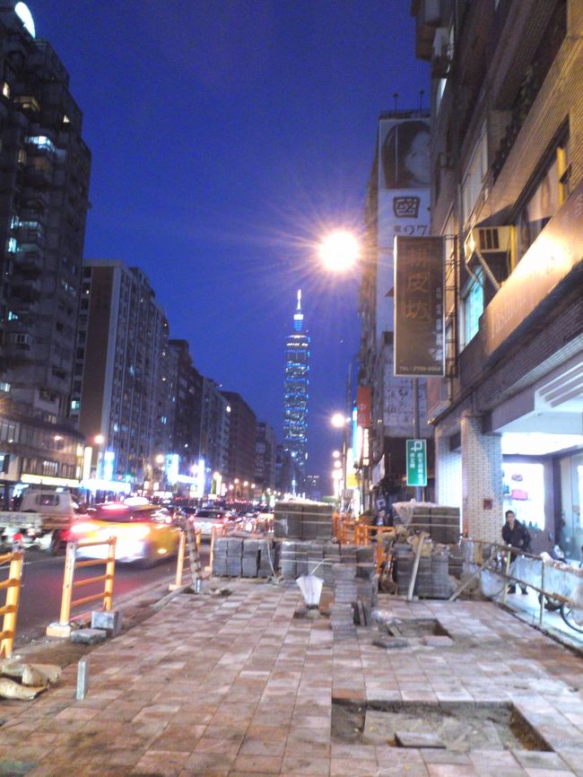 実は、ホテルまでの道を間違えたため、この時点で結構歩いてます。<br />だから、台北１０１が本当に遠く感じます。。。<br />やっと見えたっ！