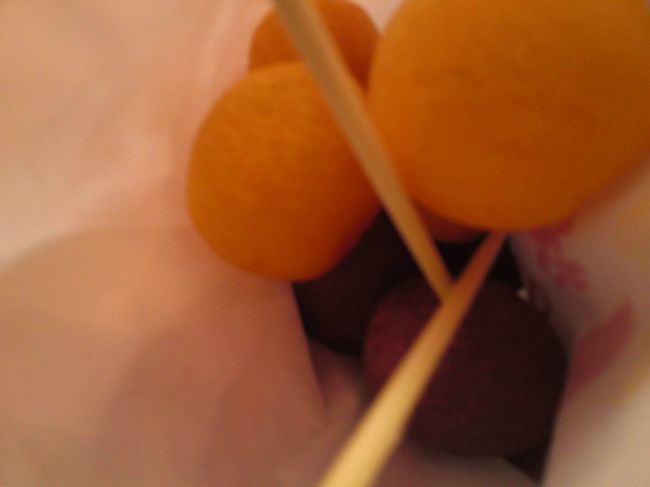 じゃじゃ〜ん、地瓜球！<br />これも、実は初めて食します。<br /><br />あつあつ！<br />もちもち！<br />ポンデリングのおさつスナック味って感じで美味しいです♪<br /><br />20元ぐらいでした。確か。