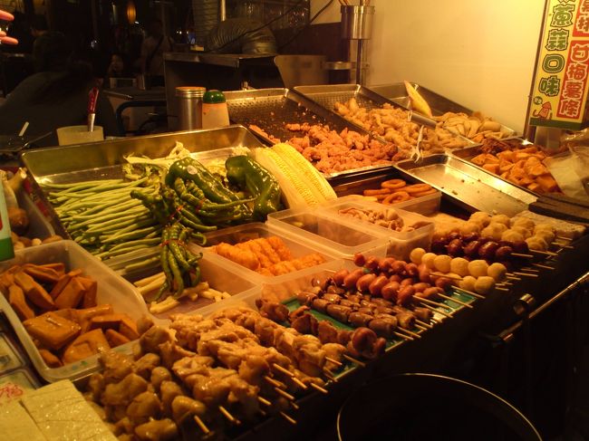 ふつうの鳥串っぽいのと、砂肝っぽいのと、カリフラワーといんげんを注文しました。<br />お店のお姉さんは、若くてかわいらしい方でした。<br />英語も日本語も話せないんだけど、なんとかお互いに頑張って注文を通しました。<br /><br />最後、「飲み追わったドリンクのカップを捨ててあげるよ」とジェスチャーで伝えてくれました。ここで買ったものでもないのに、親切！<br /><br />串揚げは普通に美味しかったです！<br />カリフラワーは、もう少ししっかり揚げてもらってもよかったかな？<br />辛い粉が食欲をそそります。