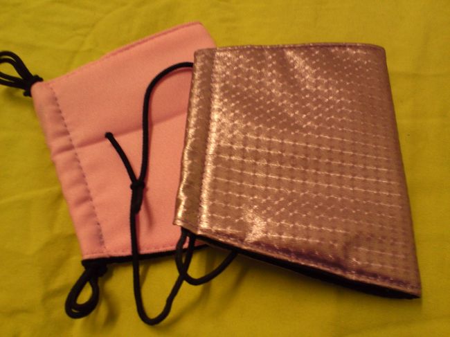 にんにく臭さも防ぐため、２枚で５０元のマスクも購入しました。<br />きらきらピンクのマスクをつけて歩いていると、道をよく尋ねられるようになりました。<br /><br />まぎらわしくて對不起（ごめんね）！