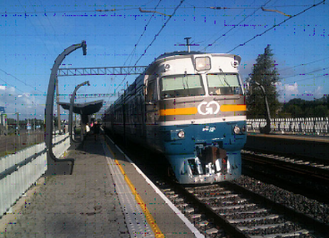 ■ペテルブルグ・タリン間に新しい電車　今年5月末から1日一往復で運行再開！<br /><br />　ロシアのペテルブルグからバルト三国をめぐるコースは、いつでも人気の観光コースです。<br /><br />　エストニアの首都タリンは、ペテルブルグから約400km、一番近いバルト三国の首都です。タリンへ行く方法はいくつかありますが、一つ目は飛行機です。しかし、ペテルブルグ・プルコボ空港までの交通渋滞や航空料金の高さを考えると、ビジネスマン以外には人気がありません。船（フェリー）は普通８時間くらいかかりますが、天気が悪ければもっと時間がかかる旅になります。<br /><br />　最近までの一番人気はバスでした。ユーロラインズ（Eurolines）という会社の、よく整備されたバスが一日７・８本発着しており、選択肢が多いので便利です。ただし、バスにもいくつか不便な点があります。まず、走行時間の７時間をほとんど座ったままいるのはちょっときついです。そして、国境でロシア税関を通過するとき、バスのトランクから荷物をすべて出して行列に立ち、税関の建物に入って審査を受けなければなりません。とくに重い荷物があるときは不便なところです。<br /><br />　2003年まではペテルブルグからタリンへ電車も走っていましたが、不採算のため運行停止になっていました。最近、ペテルブルグ・タリン間の移動人数が多くなり、今年5月27日から運転が再開されました。<br /><br />　時刻表は、17:33ペテルブルグ発、23:28タリン着です<br />（ペテルブルグはモスクワ時間で、タリンはそれより一時間早い東ヨーロッパ時間）。途中停車駅は、キンギセップ、イヴァンゴロド（ロシア国境）、ナルヴァ（エストニア国境）、ヨフヴィ、ラクヴェレ、タパ。復路は、07:03タリン発、15:18ペテルブルグ着となります。<br /><br />　ペテルブルグはヴィテブスク駅（Витебский вокзал）、タリンはバルト駅（Balti jaam）から電車が出ます。ヴィテブスク駅は地下鉄のプーシキンスカヤ駅/ズヴェニゴローツカヤ駅のすぐ隣で、市内中心部から行きやすい場所にあります。タリンのバルト駅は、世界遺産に指定されている「歴史地区」から歩いて５分です。しかも、駅のすぐそばにホテルがあり、タクシーなどに乗る必要がなく、とても便利です。<br /><br />　電車は、4つの車両から成り、うち1車両は1等で他の3つが2等です。1等と2等の違いは食事の有無です。2012年8月現在で、1等のチケットは31ユーロ、2等は26ユーロですが、乗ってからも5ユーロで食事を買うことができます。食事は、水、アイスティーとサンドイッチが入った小さな弁当です。電車の中にはインターネットが付いており、そして5ユーロでiPadを借りることができます。<br /><br />　電車の運行再開は、ペテルブルグとタリンの間の経済的、人的関係の拡大を象徴しています。エストニア鉄道の広報によれば、2015年頃からタリン・ペテルブルグ間を４時間で走る特急電車が走るそうです。現在、パスポート審査と税関コントロールは電車の停車中に行われ、それぞれ40分ずつかかりますが、将来は、ペテルブルグ・ヘルシンキ間を走っている特急「アレグロ」と同じように、電車が走っている間に審査が行われるようになり、時間節約が進みそうです。<br /><br />　新しい電車でペテルブルグからタリンへ、ようこそ！