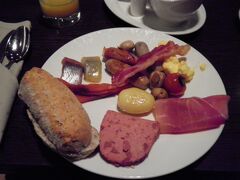 泊まったホテルの朝食（ビュッフェ）です。
ここのホテルはたんぱく質系が充実していました。
その分、野菜類が少なかったです。

ちなみにブリュッセルは人口１１１万人で、ＥＵやＮＡＴＯの本部もあるベルギー最大の都市で首都です。