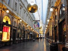 朝、一番で通った世界最古のシュッピングアーケード
ギャルリー・サン・チュベールです。
クリスマスの飾りがしてありました。

朝はあまり人がいませんでした。
夕方は人混みがすごくて、通りづらかったです。

金曜日には通りの途中で臨時？のコーラス隊の合唱が延々と続いて、人だかりが凄かったです。