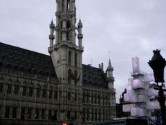 世界遺産、グランプラスの市庁舎です。
夜になると、色々な光でライトアップされていました。

ここグランパレスではクリスマスマーケットはあまり無く、
奇妙なツリーとクレッシュが目立ちました。
クリスマスマーケットは証券取引所から聖カトリーヌ広場の２ｋｍ位にかけて２５０店位屋台が並んでいました。
大きな観覧車やメリーゴーランド、スケートリンクなどもありました。